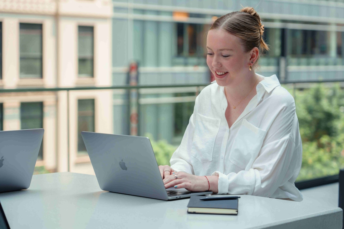 Studentin mit Laptop – Ratgeber Management Studium: Campus M University.