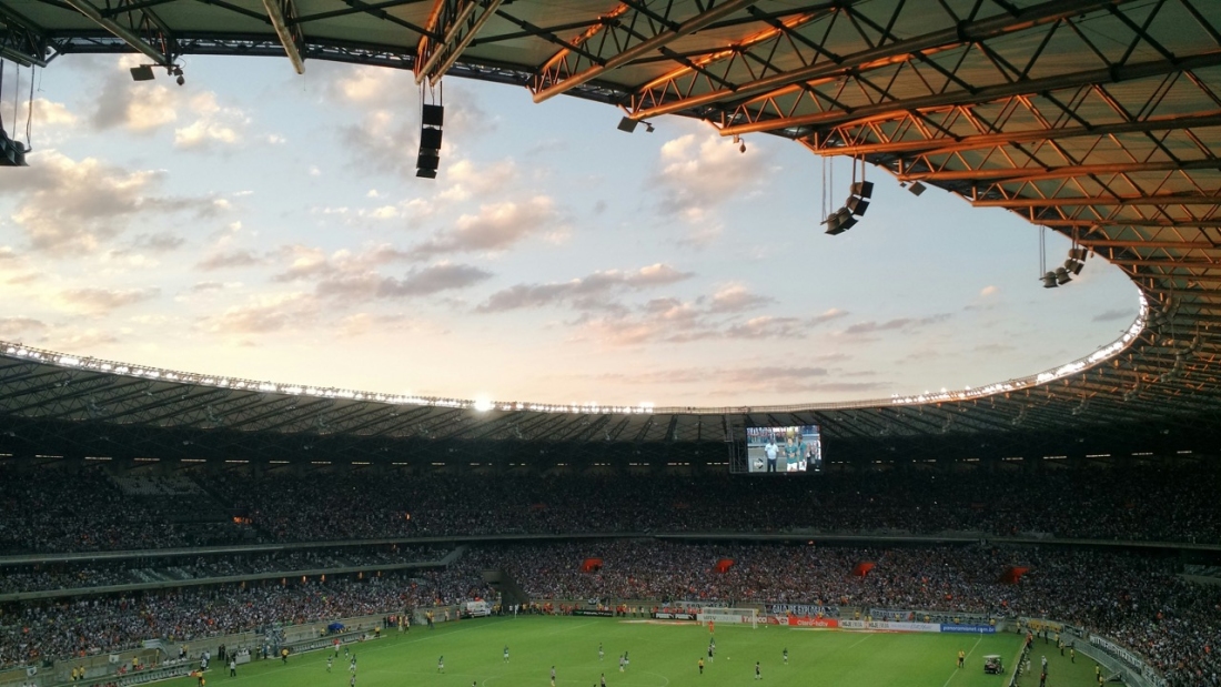 Großes Fußballstadion im Sonnenuntergang - Ratgeber Fußballmanagement Studium