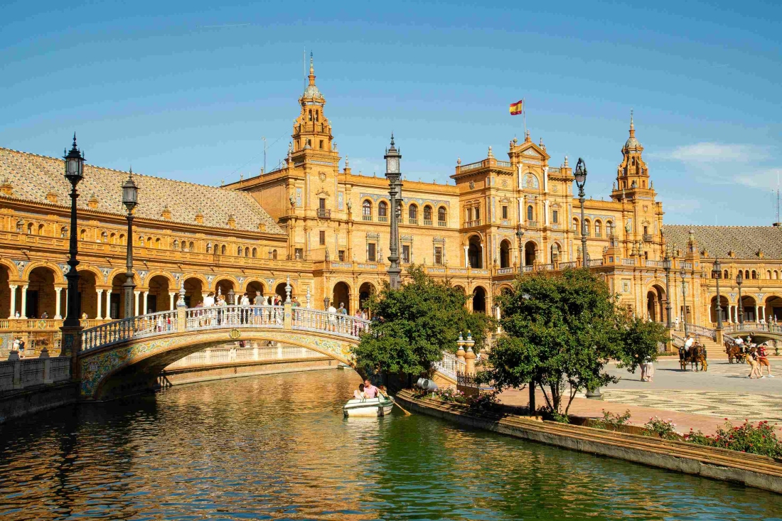 Monument in Sevilla- Ratgeber Studieren in Spanien: Campus M University.