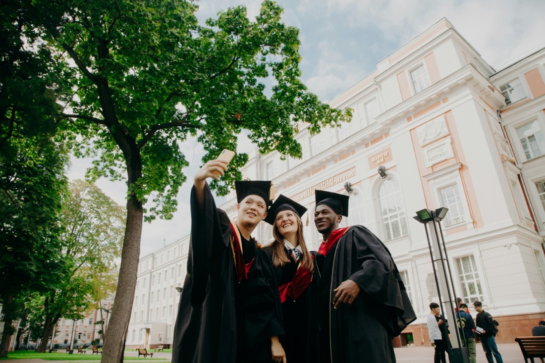 Drei Abschlusstudenten in Abschlussroben - Ratgeber Studieren in Spanien: Campus M University.