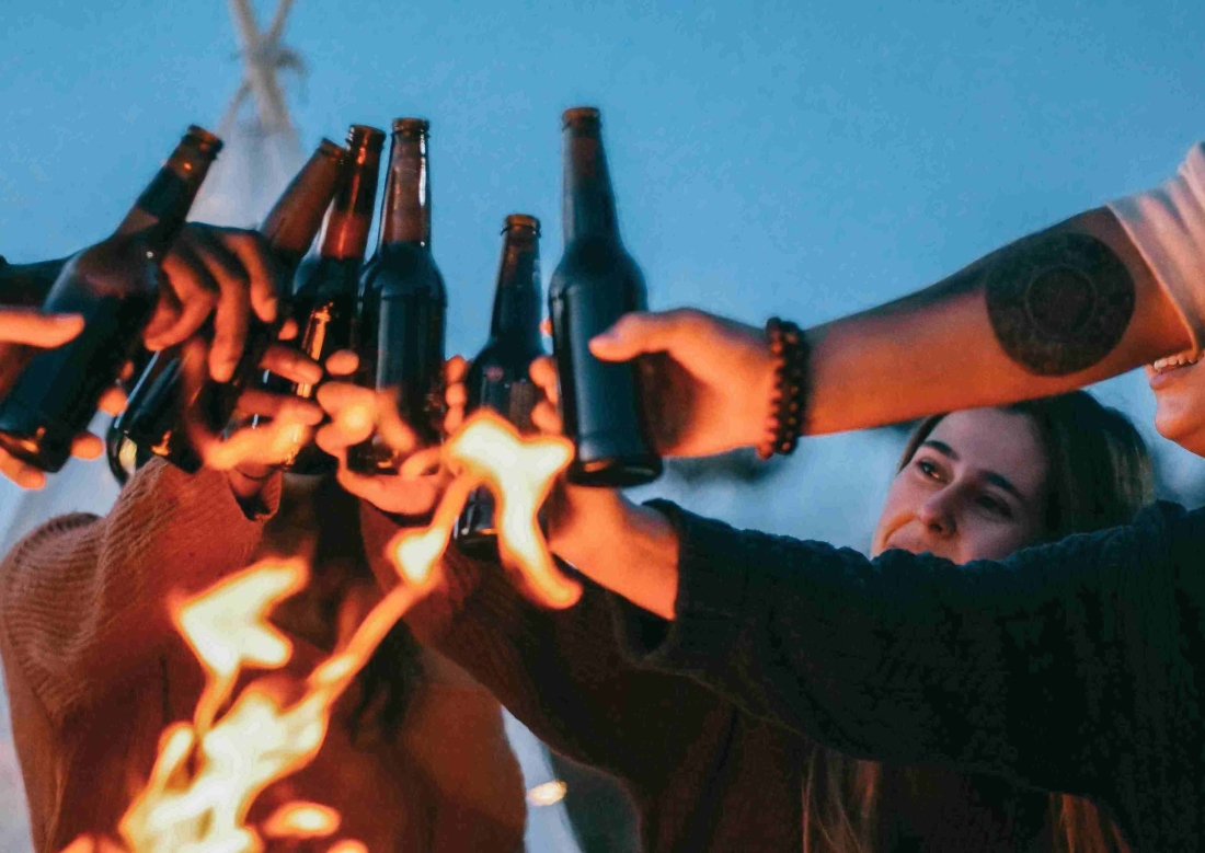 Freunde die Am Lagerfeuer anstoßen - Ratgeber Studieren in Spanien: Campus M University.