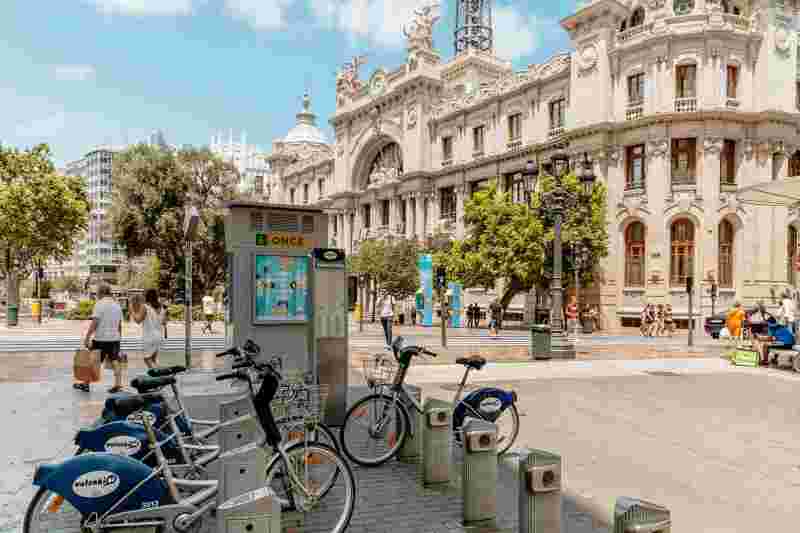 Zentrale Stadt in Spanien mit Fahrrädern und Fußgängern - Ratgeber Studieren in Spanien: Campus M University.