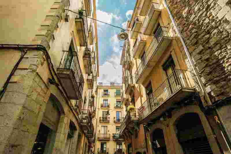 Gasse mit beigen Gebäuden in Spanien - Ratgeber Studieren in Spanien: Campus M University.