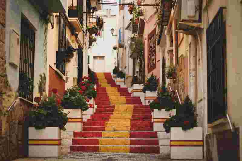 Treppe in den Farben der Spanischen Flagge - Ratgeber Studieren in Spanien: Campus M University.