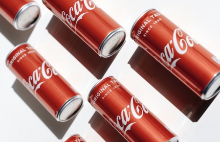Coca Cola Dosen auf weißem Hintergrund - Ratgeber Brand Management Studium: Campus M University.