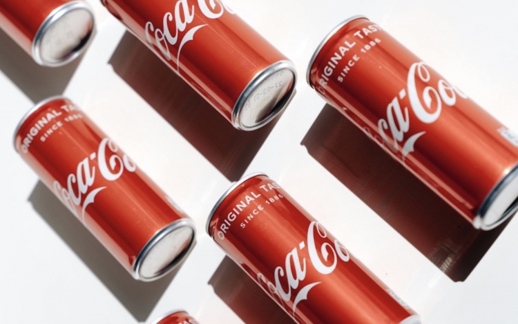 Coca Cola Dosen auf weißem Hintergrund - Ratgeber Brand Management Studium: Campus M University.