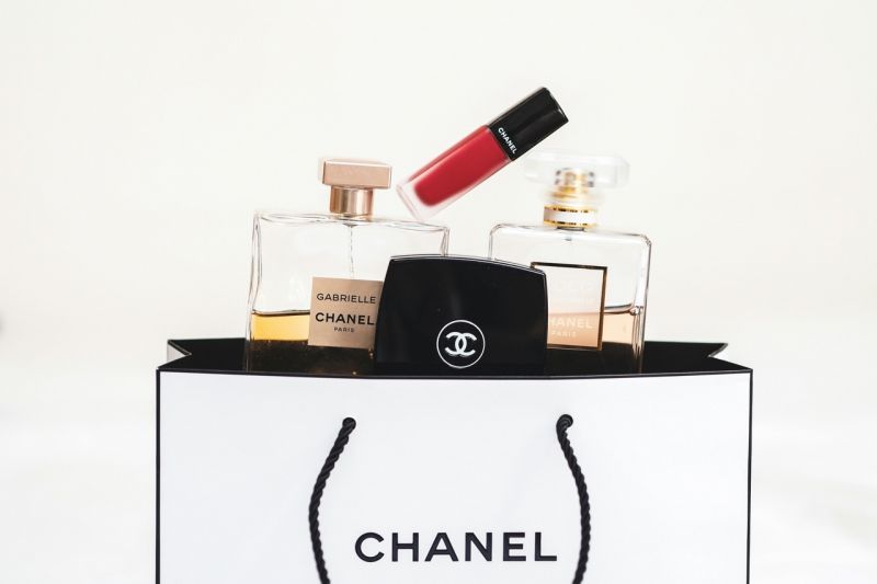 Chanel Tüte mit Chanel Produkten - Ratgeber Brand Management Studium: Campus M University.