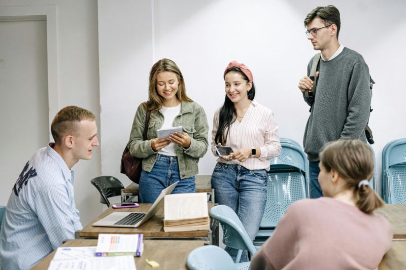 Glückliche Studentengruppe im Studienraum - Ratgeber Brand Management Studium: Campus M University.