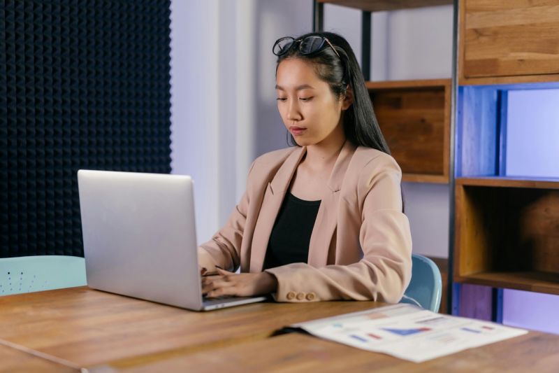 Brand Managerin am Laptop- Ratgeber Brand Management Studium: Campus M University.