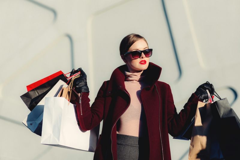 Business Frau mit Sonnenbrille und Shoppingtüten in den Händen - Ratgeber Fashion Business Studium: Campus M University.