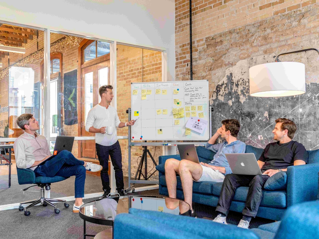 Gruppenbesprechung in einem Büro – Wirtschaftspsychologie an der Campus M University studieren.