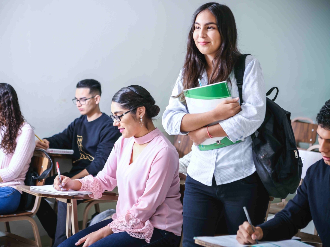 Studentin mit Rucksack erkundet Studiengänge: Studienfinder – Campus M University: Start ins Studium.