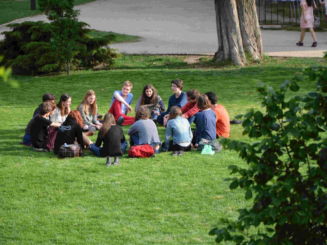 Gruppe Studierender auf dem Campus – Private vs. staatliche Hochschule – Campus M University bietet beides: praxisorientiert und vielfältig.