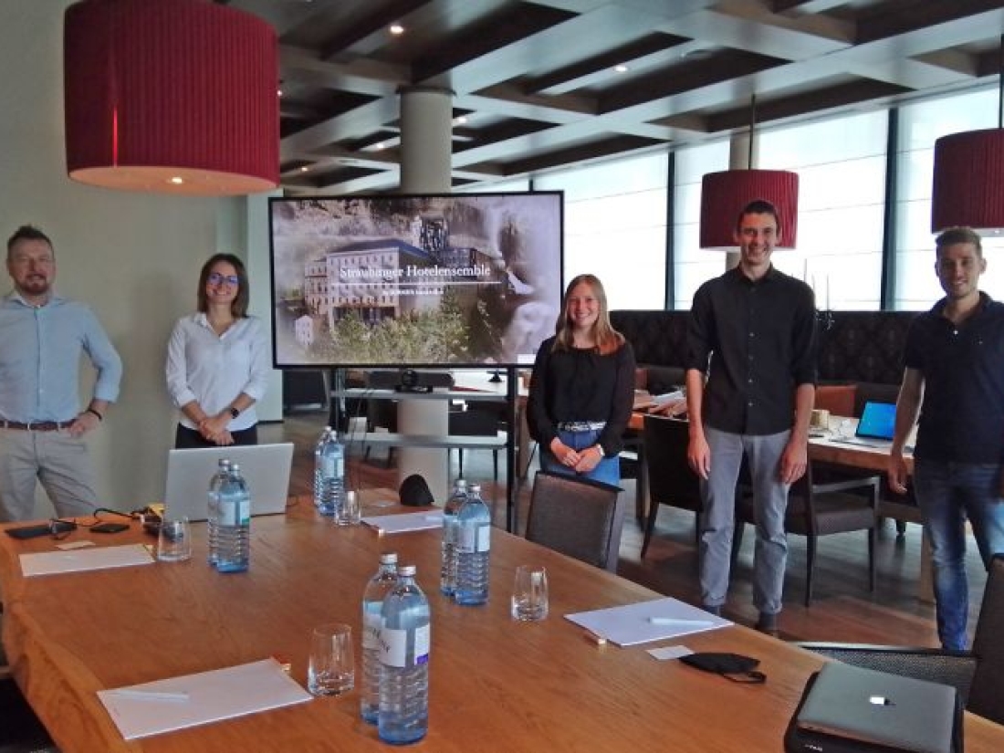 Studierende erkunden Hotel bei Bauarbeiten- Ratgeber Hotelmanagement Studium: Campus M University.