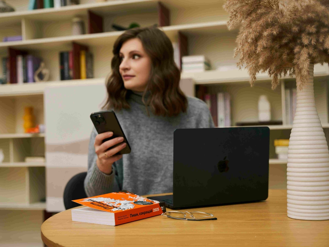 Studierende mit Laptop und Handy - Ratgeber Management Studium: Campus M University.