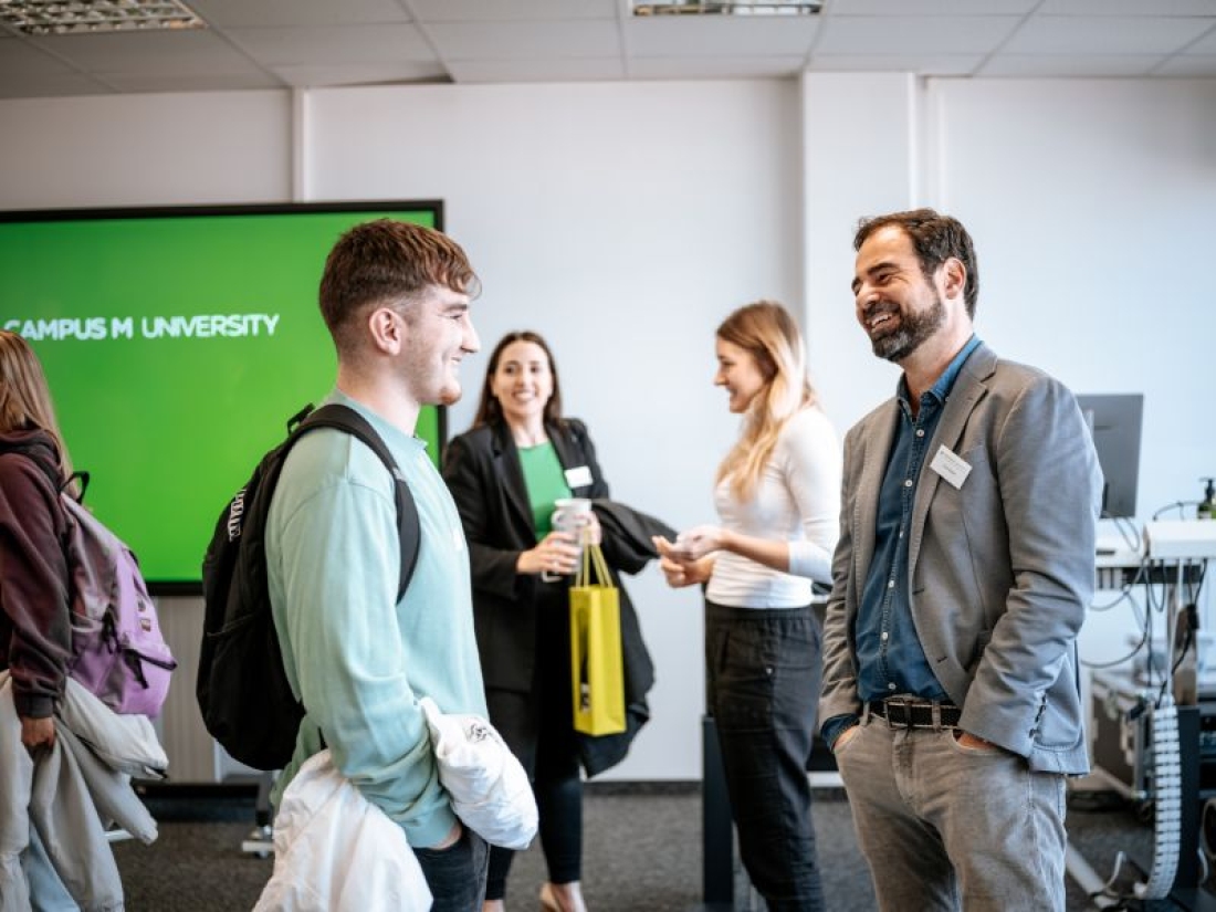 Student zu sehen, der ein Management Studium startet - Campus M University.