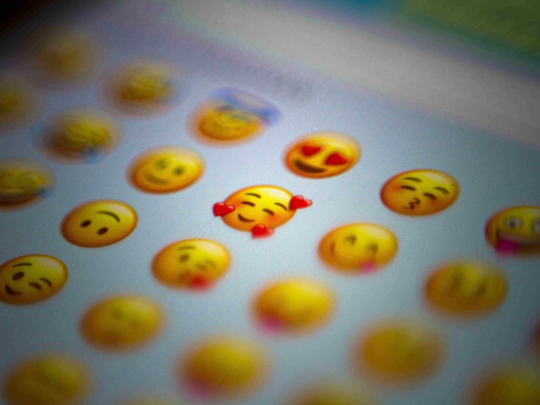 Verschiedene Emojis mit verschiedenen Emotionen – Ratgeber Psychologie Studium: Campus M University