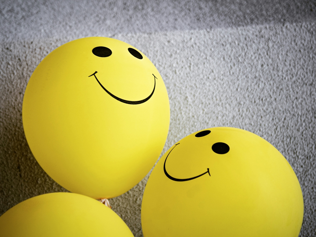 Gelbe Luftballons mit Smiley Gesichtern – Ratgeber Psychologie Studium: Campus M University.