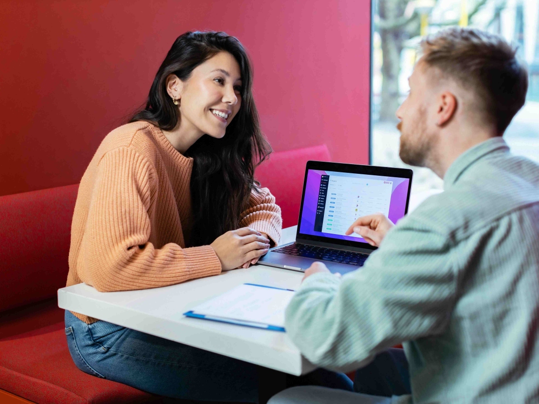 Zwei Personen sitzen sich gegenüber an einem Tisch und reden – Ratgeber Psychologie Studium: Campus M University.