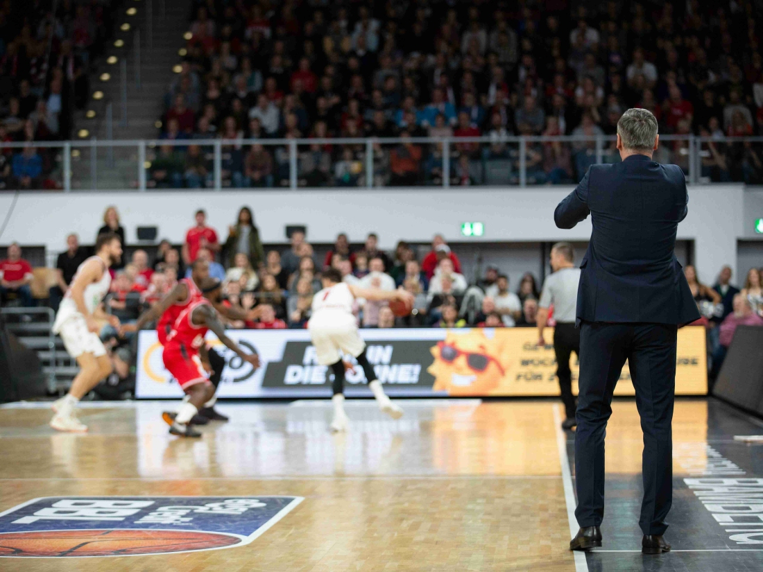 Ein Coach, der das Basketball-Team angefeuert. – Ratgeber Psychologie Studium: Campus M University