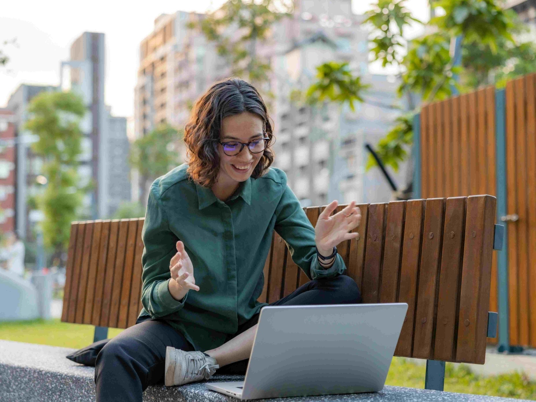 Studentin mit Laptop – Ratgeber International Business Studium: Campus M University.