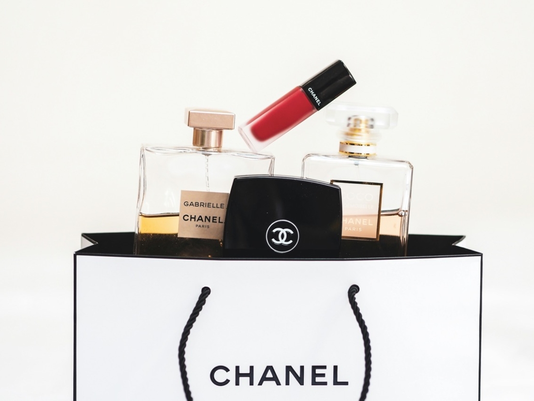 Chanel Tüte mit Chanel Produkten - Ratgeber Brand Management Studium: Campus M University.