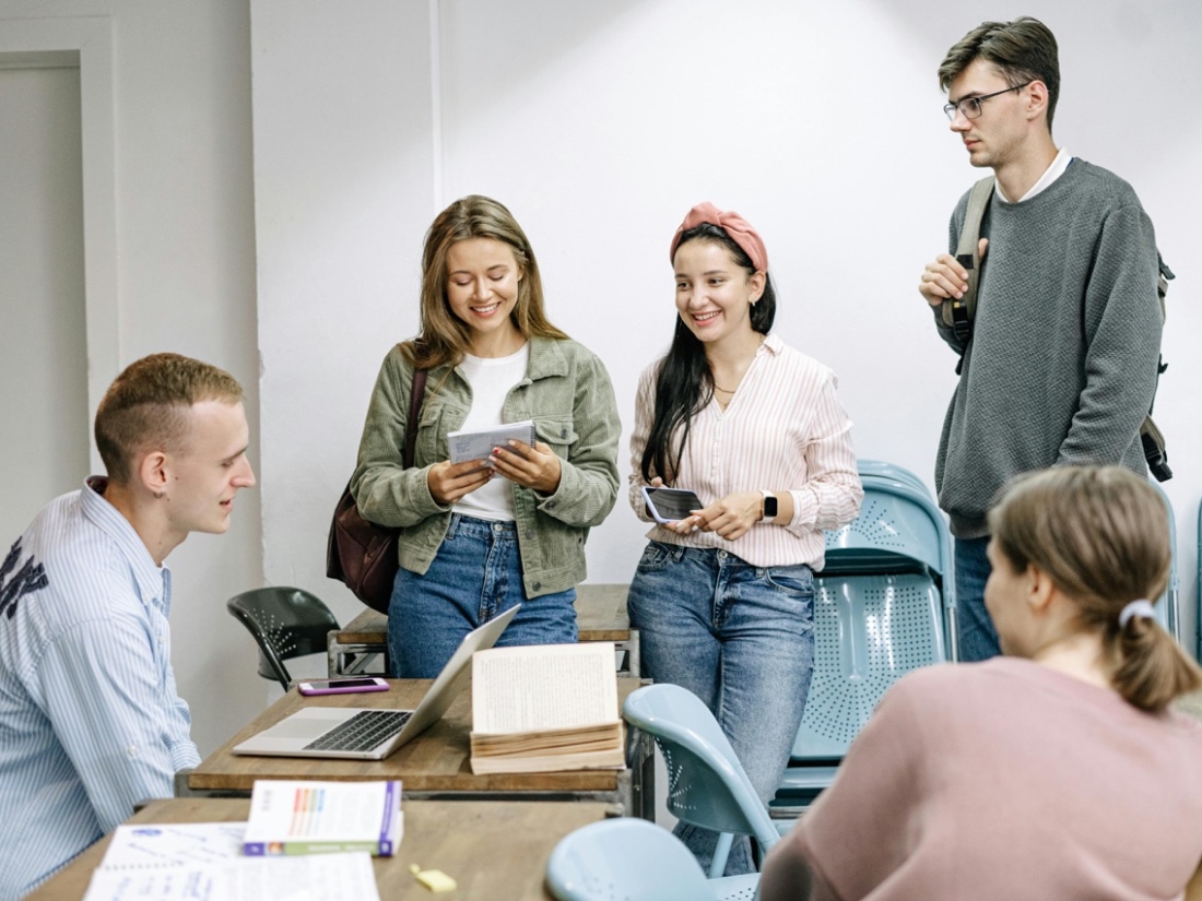 Glückliche Studentengruppe im Studienraum - Ratgeber Brand Management Studium: Campus M University.