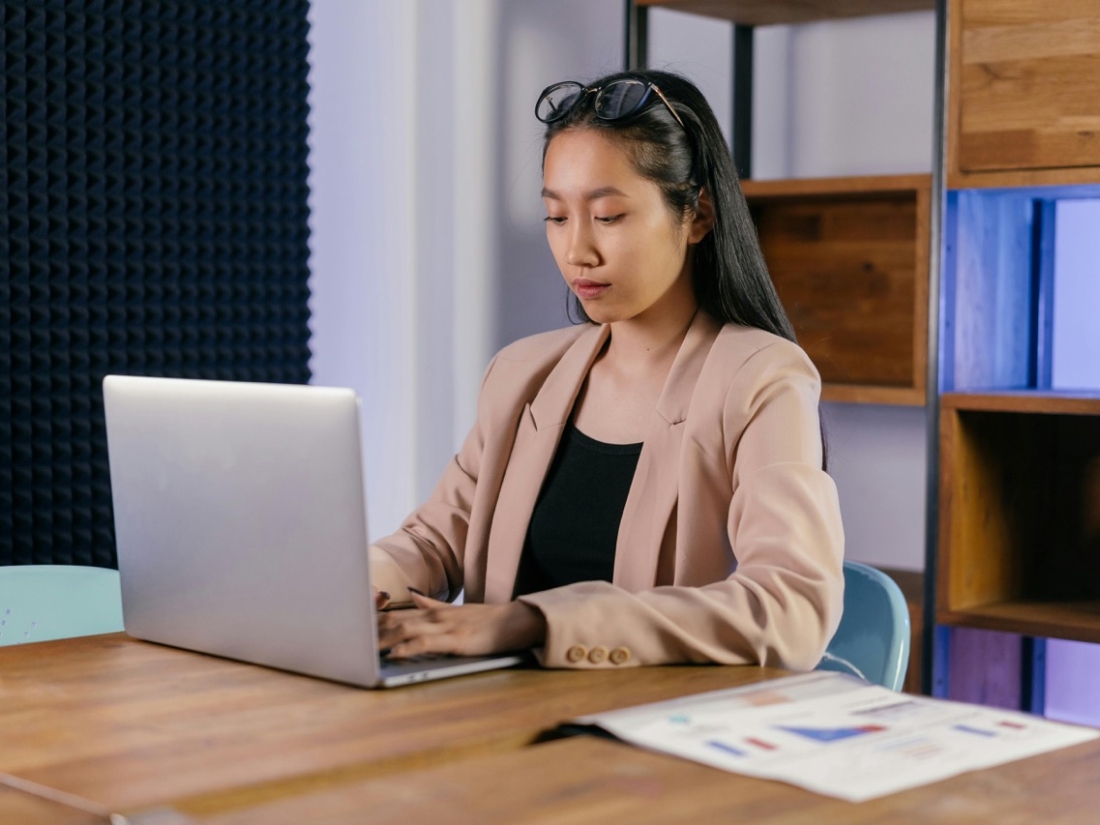 Brand Managerin am Laptop- Ratgeber Brand Management Studium: Campus M University.