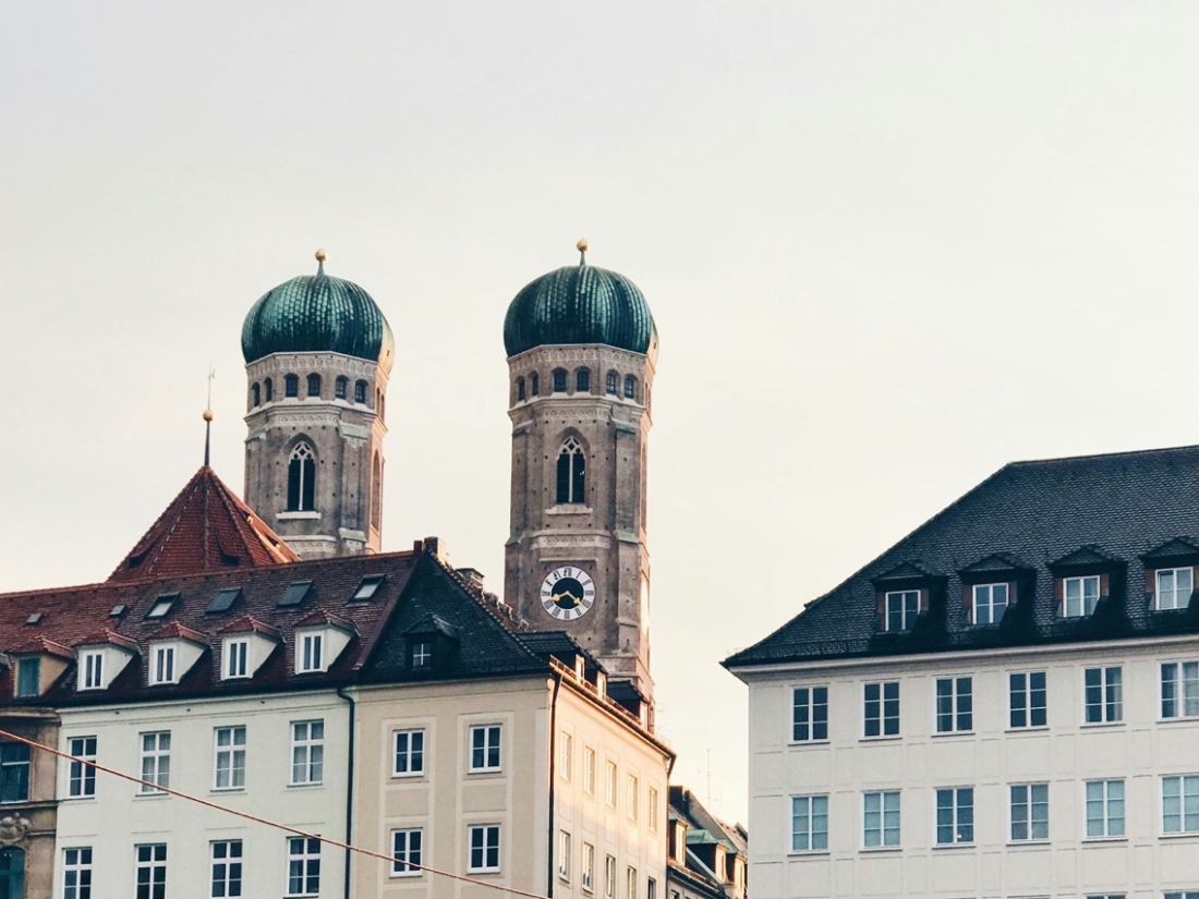 Kirche mit zwei Kirchtürmen, davor städtische Häuser. - Marketing Management Studium