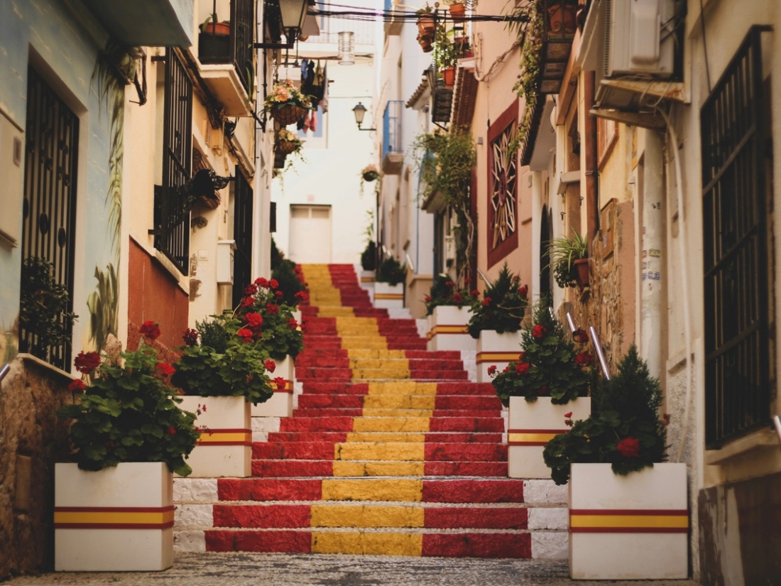 Treppe in den Farben der Spanischen Flagge - Ratgeber Studieren in Spanien: Campus M University.