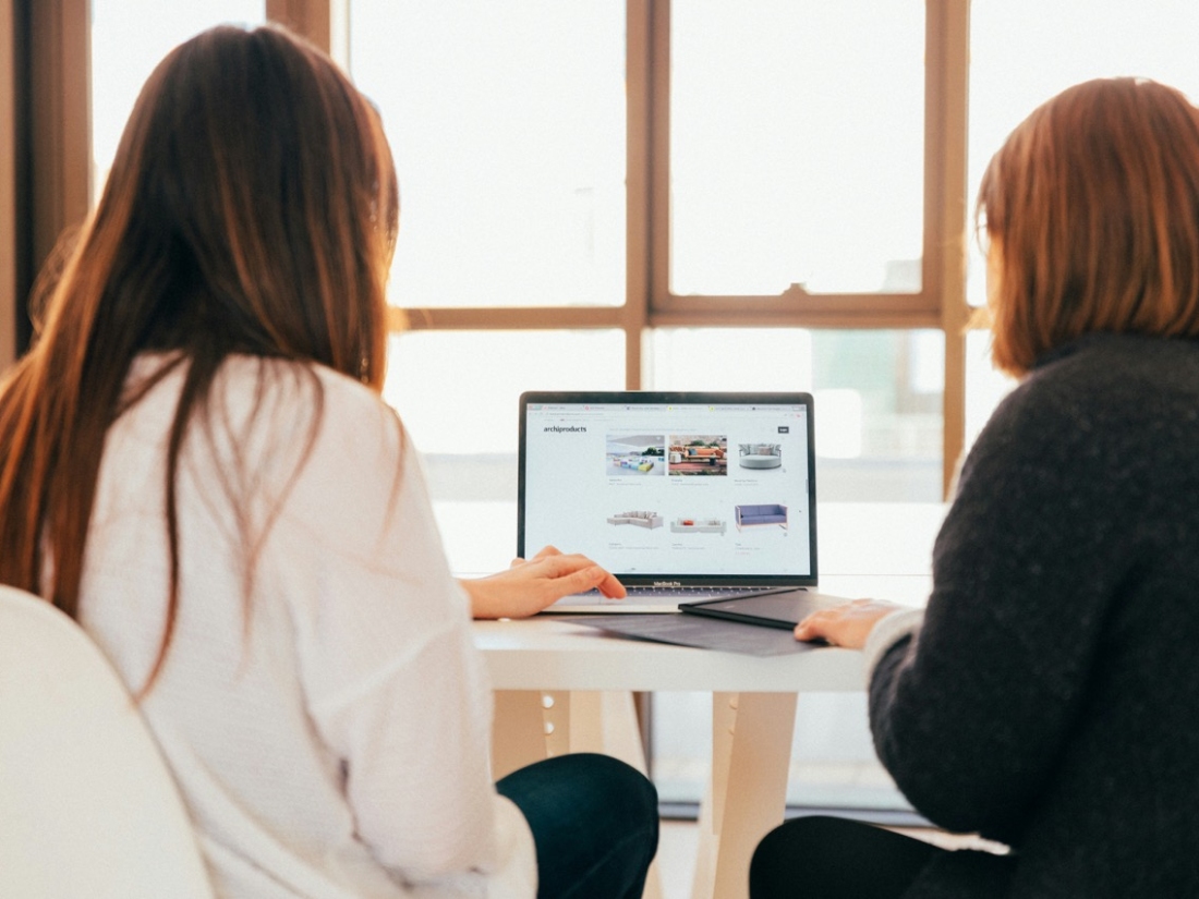 Zwei junge Frauen vor dem Laptop von hinten - Ratgeber Sportpsychologie Studium Campus M University